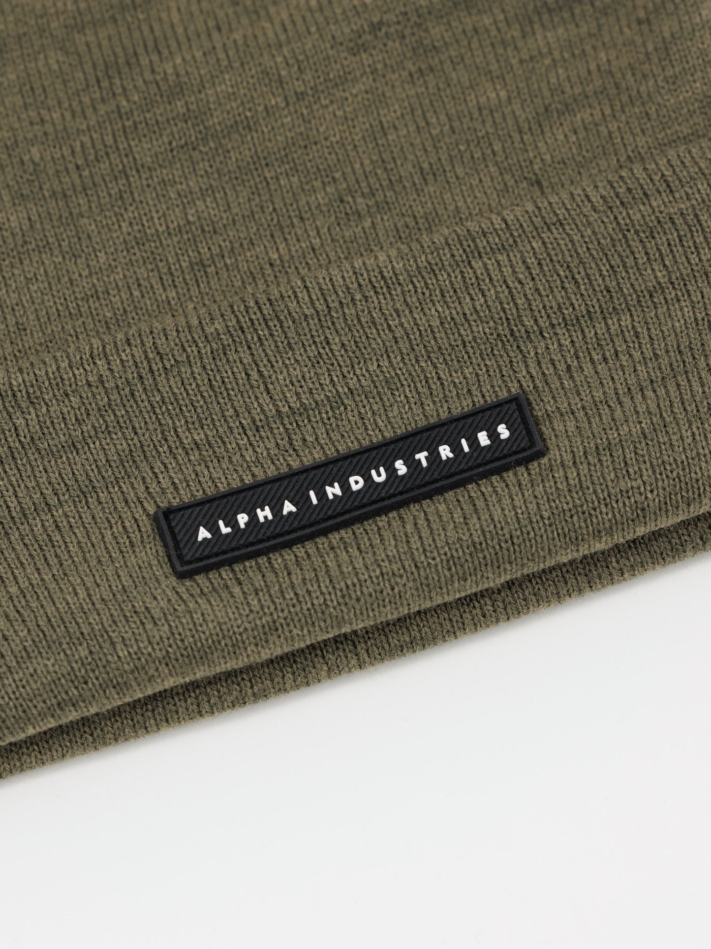ALPHA INDUSTRIES - Rubber Logo Beanie Dark Olive