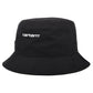 Lo Script Bucket Hat Black è un cappello destrutturato a quattro pannelli realizzato in tela di cotone spazzolato. Con fodera per maggior comfort. Presenta logo ricamato sul davanti.